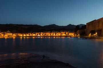 Fototapeta premium Vue au coucher de la nuit sur la Plage du Port d’Avall de Collioure (Occitanie, France)