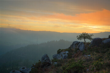 Obraz premium Golden clouds at sunset over the summits of the Xistral Range