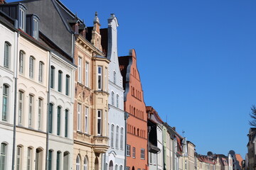 Fototapeta na wymiar Altbauten in der Altstadt von Wismar (Old townhouses in the city of Wismar, Germany)