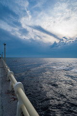 Forte dei marmi, panorama marino con sole tra le nuvole, passerella lungomare