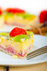 Obraz na płótnie Canvas kiwi and strawberry pie tart