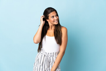 Young brazilian woman isolated on blue background thinking an idea