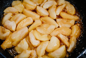 Jabłka na początku karmelizacji na patelni