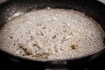 Rozpuszczenie masła na patelni