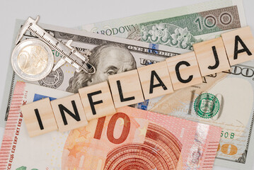 Napis inflacja na tle banknotów - obrazy, fototapety, plakaty