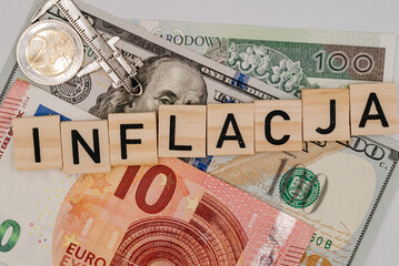 Napis inflacja na tle banknotów - obrazy, fototapety, plakaty