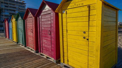 Casetas de Playa de vivos colores.