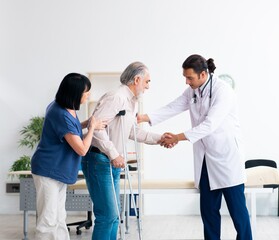 Obraz premium Old couple visiting young male doctor