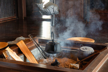 もうもうと煙をあげる、日本の伝統的な囲炉裏