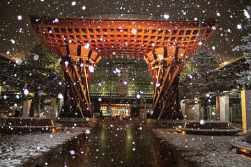 夜の雪降る金沢駅