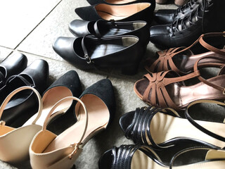 たくさんの女性の靴が並んでいる玄関
