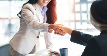 Businesswoman handshake and business people. Successful business concept. - obrazy, fototapety, plakaty