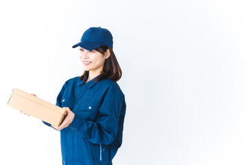 荷物をデリバリーする女性