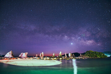天の川と金星、朝日の昇る海の風景