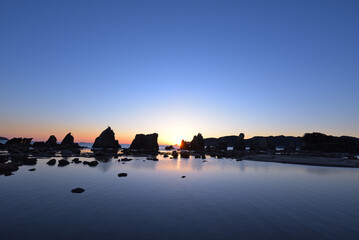 天の川と金星、朝日の昇る海の風景