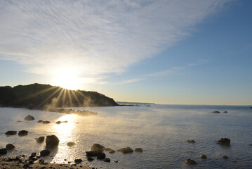 天の川と金星、朝日の昇る海の風景