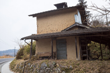 日本の岡山県美咲町の大垪和西で見つけたとても古くて美しい建物