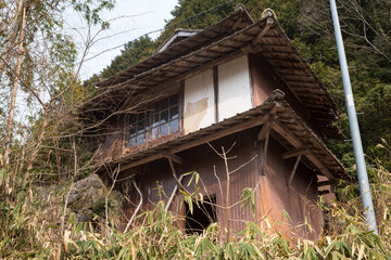 日本の岡山県美咲町の大垪和西で見つけたとても古くて美しい建物 © 仁 藤原