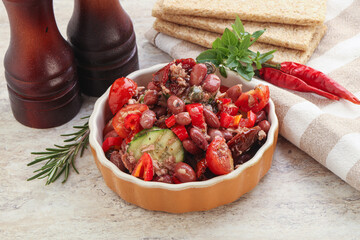 Tuna salad with bean and tomato