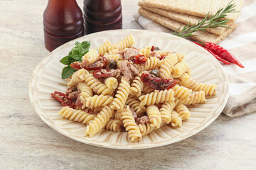 Pasta with tuna and tomato