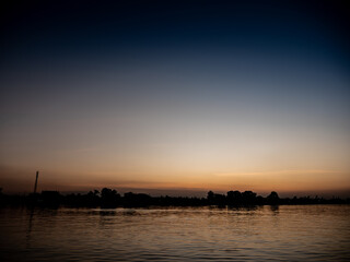 Naklejka premium Silhouette View on The Land with Water Waves