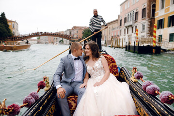 Fototapeta na wymiar Wedding couple riding on gondola at Grand Canal in Venice