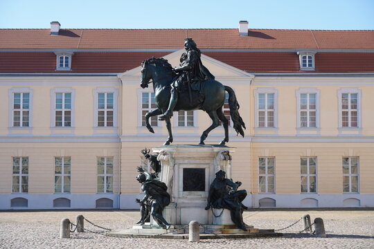 Reiterstandbild der Großen Kurfürsten Friedrich Wilhelm im Ehrenhof von Schloss Charlottenburg in Berlin am 12.03.2022