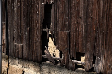 木造の外壁の破損箇所