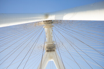 Naklejka premium Panoramic wheel details in white on a sunny day