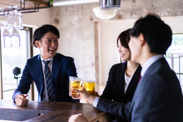 飲み会をする男女のビジネスパーソン