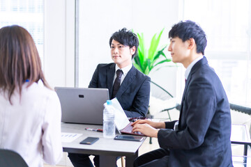 Obraz premium 楽しくオフィスで働くビジネスパーソン