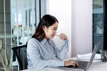 Businesswoman using laptop for financial and accounting work, Using computers to conduct financial transactions because the convenience, Freelancers work, Online communication, Internet, Wireless.