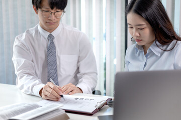 Obraz premium Brainstorm team, Marketers and financial accountants are discussing and analyzing charts to plan strategies to meet customer needs, Team meetings or business consulting.