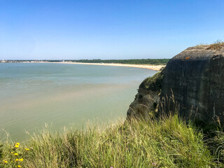 Bunker on cliffs and beach. Saint Georges De Didonne - obrazy, fototapety, plakaty