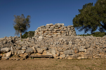 talayot circular, conjunto prehistórico de Capocorb Vell,  principios del primer milenio a. C....