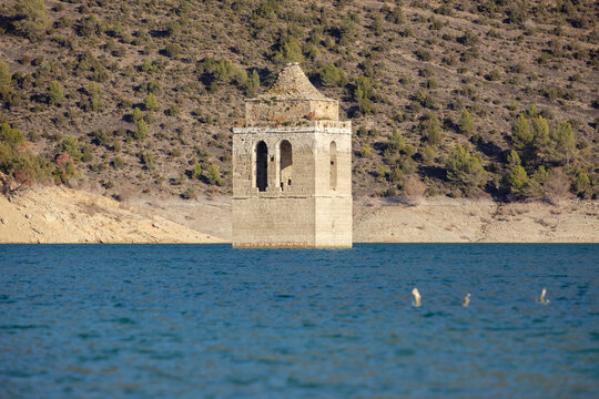 iglesia sumergida del embalse de Mediano, Huesca, Arag&oacute;n, cordillera de los Pirineos, Spain