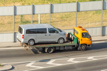 Carriage of a small minibus on the platform tow truck.