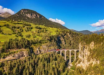 Papier Peint photo Viaduc de Landwasser Train Glacier Express sur la célèbre route des Alpes en Suisse directement sur le pont du viaduc de Landwasser