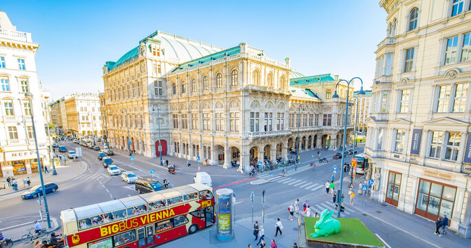 Vienna touristic bus and most popular Vienna's landmark - State Opera House, Austria 2021