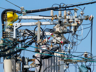電柱と柱上変圧器が密集する風景