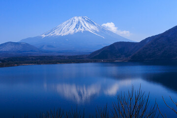 富士山と本栖湖の水面に映る逆さ富士