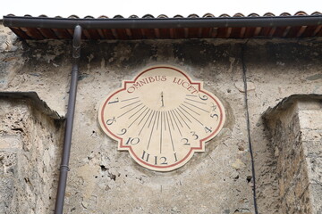 L'église catholique médiévale Saint Georges, vue de l'extérieur, village de Saint Georges de Commiers, département de l'Isère, France - obrazy, fototapety, plakaty