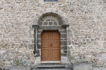 L'église catholique médiévale Saint Georges, vue de l'extérieur, village de Saint Georges de Commiers, département de l'Isère, France