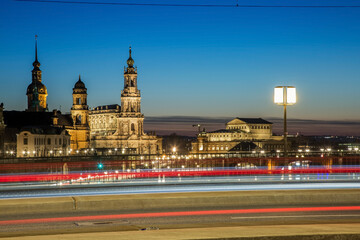 Fototapeta na wymiar Die Altstadt von Dresden zur blaue Stunde 