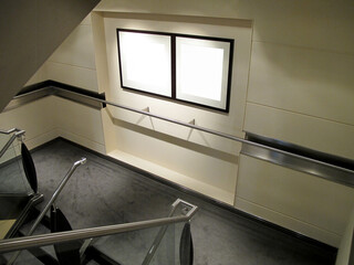 Gang, Korridor oder Treppenhaus in minimlalistischem Design auf Luxus Kreuzfahrtschiff - Hallway,...