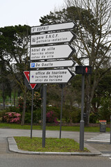Panneaux de signalisation bilingues français et basque dans la ville de Bayonne