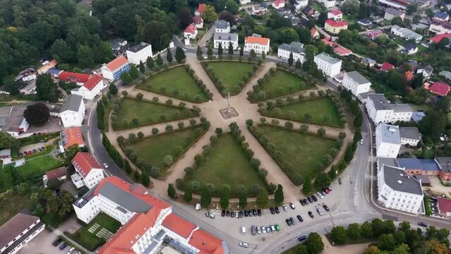 Zeitraffer Drohnenvideo &uuml;ber der Ostseeinsel R&uuml;gen in Putbus  