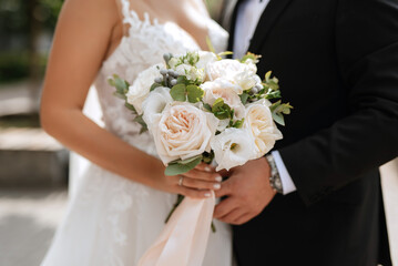 Obraz na płótnie Canvas elegant wedding bouquet of fresh natural flowers