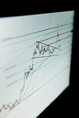 Gr&aacute;fica trading del precio de criptomonedas y oro en una pantalla de ordenador 