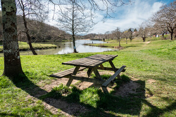 Mesa de madeira junto ao lago Alain Cami em Saint Pée sur Nivelle no País Basco